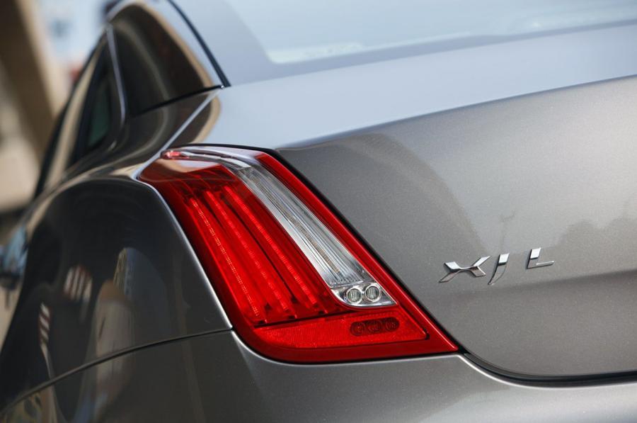  Jaguar XJL 2011 года  (фото 35 из 44)